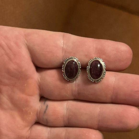 Sterling silver Native American purple spiny oyster signed post back earrings - Picture 2 of 9